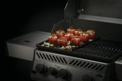 NAPOLEON Freestyle 425 DSIB Robin Schulz Edition 33 NAPOLEON Freestyle 425 DSIB Robin Schulz Edition -Grill und Flamme 56426 High gloss griddle InUse Tomatos