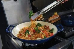 Broil King Wok Porzellan-Emailliert -Grill und Flamme 69710 Wok Porzellan Emailliert lifestyle 01