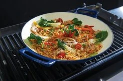 Broil King Wok Porzellan-Emailliert -Grill und Flamme 69710 Wok Porzellan Emailliert lifestyle 02