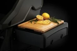 NAPOLEON Freestyle 425 DSIB Robin Schulz Edition 36 NAPOLEON Freestyle 425 DSIB Robin Schulz Edition -Grill und Flamme 70113 Side Shelf Bamboo CuttingBoard InUse