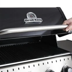 Broil King Baron 490 Inkl. Abdeckhaube & Gussplatte 23 Broil King Baron 490 Inkl. Abdeckhaube & Gussplatte -Grill und Flamme 875282 BARON490 ACTION 01
