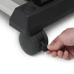 Broil King Baron 490 Inkl. Abdeckhaube & Gussplatte 24 Broil King Baron 490 Inkl. Abdeckhaube & Gussplatte -Grill und Flamme 875282 BARON490 CASTER 01