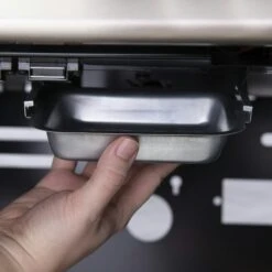 Broil King Baron 490 Inkl. Abdeckhaube & Gussplatte 32 Broil King Baron 490 Inkl. Abdeckhaube & Gussplatte -Grill und Flamme 875282 BARON490 DRIP TRAY 01