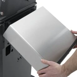 Broil King Baron 490 Inkl. Abdeckhaube & Gussplatte 36 Broil King Baron 490 Inkl. Abdeckhaube & Gussplatte -Grill und Flamme 875282 BARON490 FOLDING SHELF 01