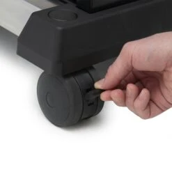 Broil King Baron S 590 IR Inkl. Abdeckhaube & Gussplatte 25 Broil King Baron S 590 IR Inkl. Abdeckhaube & Gussplatte -Grill und Flamme 876982 BARON S590IR CASTER 01