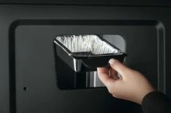 NAPOLEON Freestyle 425 DSIB Robin Schulz Edition 24 NAPOLEON Freestyle 425 DSIB Robin Schulz Edition -Grill und Flamme Freestyle Detail EU DripTray Hand