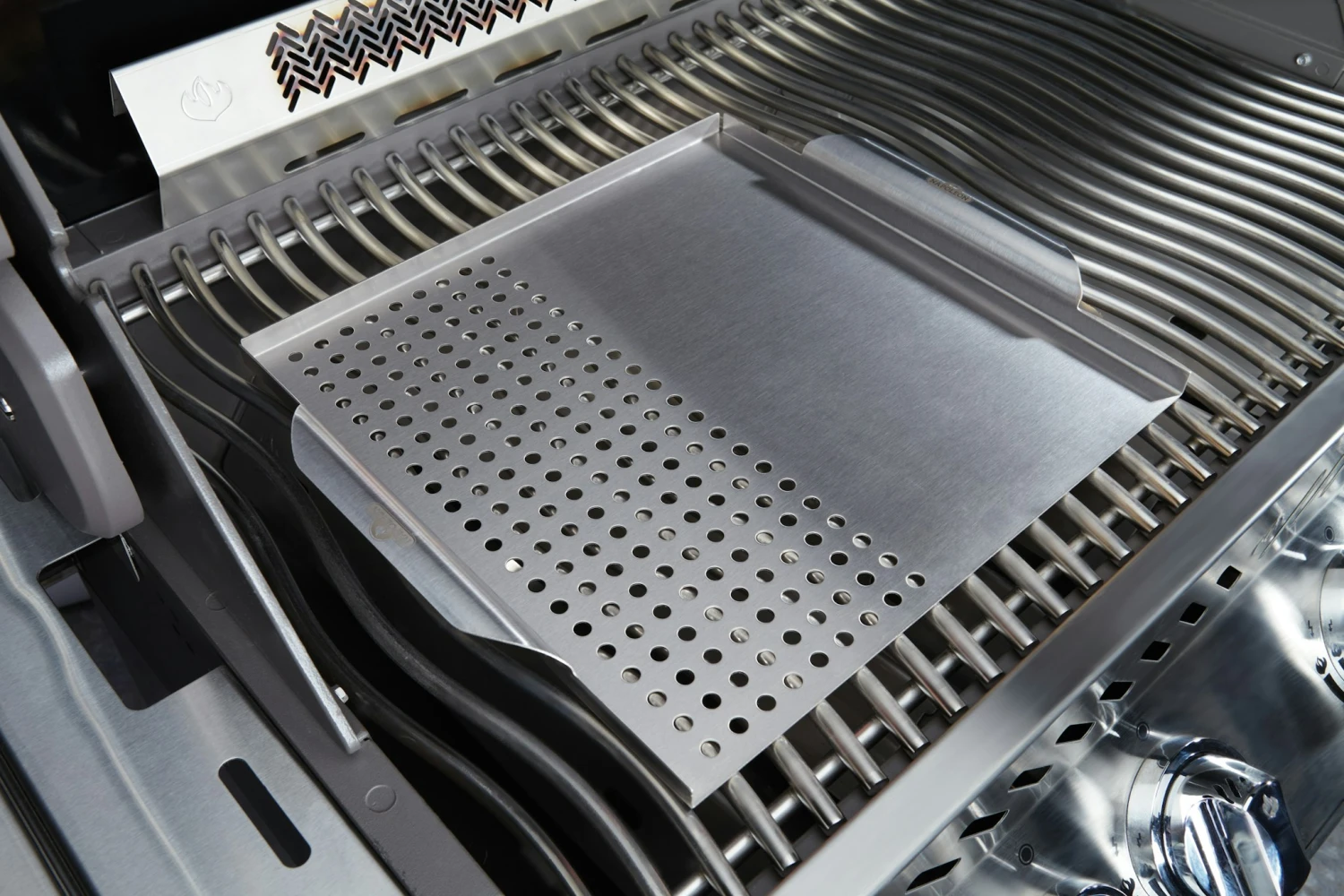 NAPOLEON Multifunktionaler Grill-Topper Inkl. Zedernholz-Planke (70026) 2 NAPOLEON Multifunktionaler Grill-Topper Inkl. Zedernholz-Planke (70026) – Bild 2