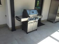 NAPOLEON Prestige 500 Edelstahl -Grill und Flamme NAPOLEON Prestige 500 Edelstahl