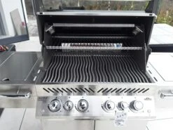 NAPOLEON Prestige PRO 500, Edelstahl -Grill und Flamme NAPOLEON Prestige PRO 500 Edelstahl 1