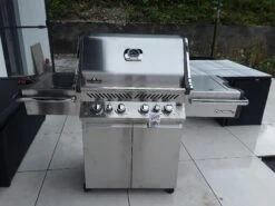 NAPOLEON Prestige PRO 500, Edelstahl -Grill und Flamme NAPOLEON Prestige PRO 500 Edelstahl
