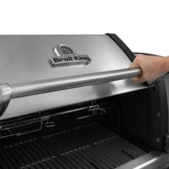 Broil King Imperial S 690 IR Inkl. Abdeckhaube, Gussplatte & Wokeinsatz -Grill und Flamme broil king 997982 IMPERIAL S690IR ACTION 01