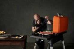 Everdure FURNACE Gasgrill Orange Mit Drei Brennern - Auslaufartikel 8 Everdure FURNACE Gasgrill Orange Mit Drei Brennern - Auslaufartikel -Grill und Flamme everdure Furnace Heston Aktion3 2