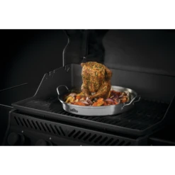 NAPOLEON PRO Edelstahl Hähnchen-Halterung (56067) -Grill und Flamme napo 56067 Premium Chicken Infusion Roaster In Use Chicken