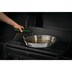 NAPOLEON PRO Edelstahl Hähnchen-Halterung (56067) -Grill und Flamme napo 56067 Premium Chicken Infusion Roaster In Use PouringBeer