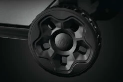 NAPOLEON Freestyle 365, 3 Hauptbrenner, Mit Sizzle Zone Seitenbrenner Und Tür, Graphit 34 NAPOLEON Freestyle 365, 3 Hauptbrenner, Mit Sizzle Zone Seitenbrenner Und Tür, Graphit -Grill und Flamme napo Freestyle Detail Wheel